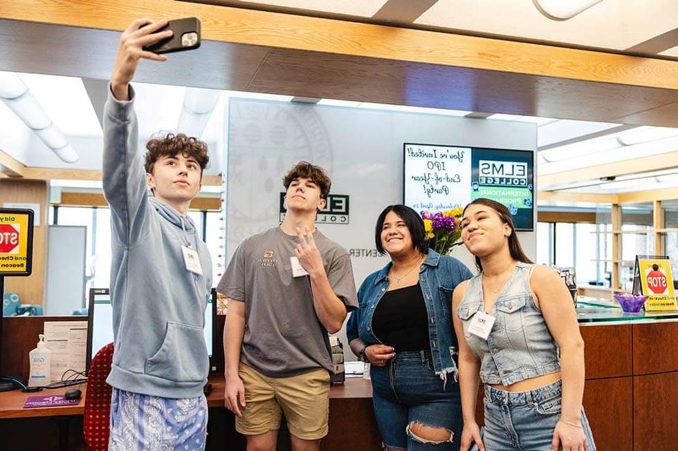 学生照片, 2名女性和2名男性, taking a selfie at the Center for Student Success at 榆树大学